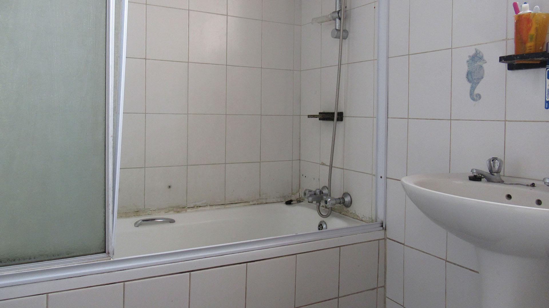Bathroom 1 - 5 square meters of property in Krugersdorp