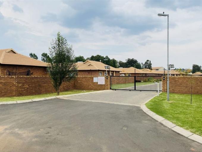 3 Bedroom Apartment for Sale For Sale in Helderwyk Estate - MR623809
