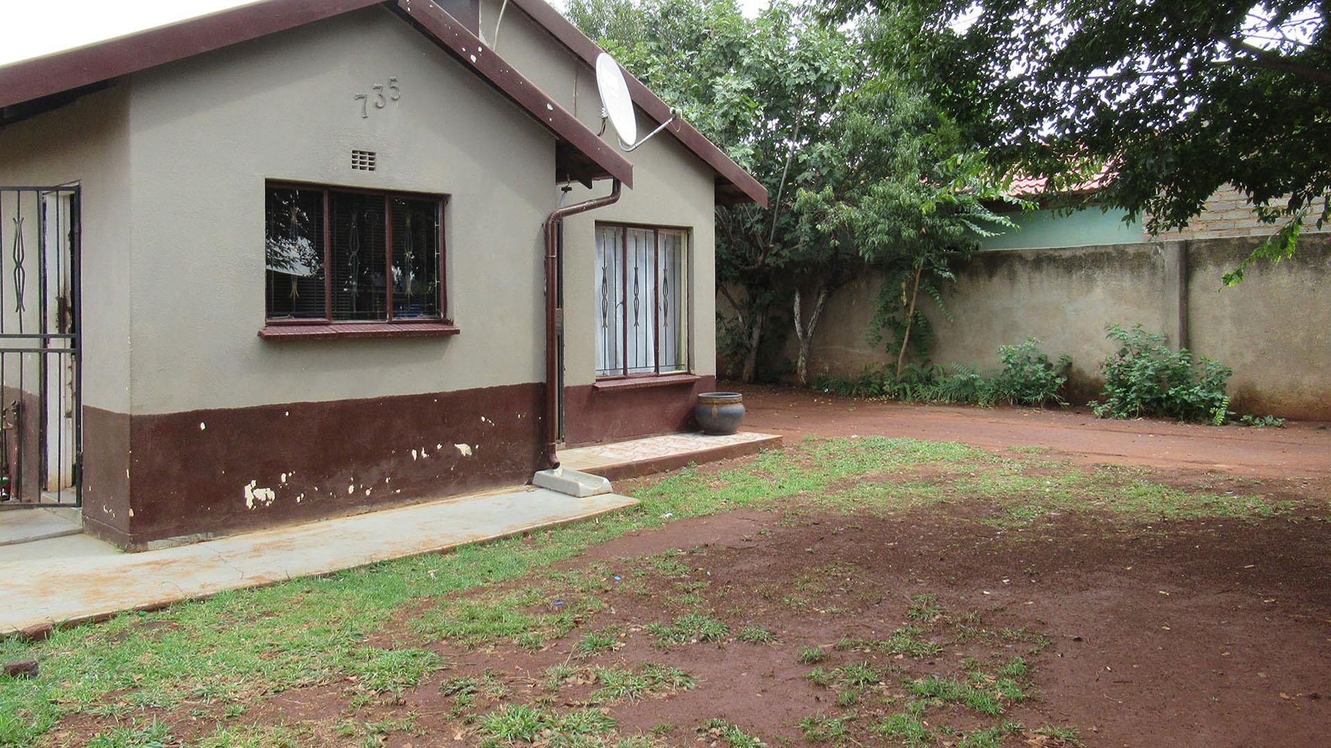 Front View of property in Vosloorus