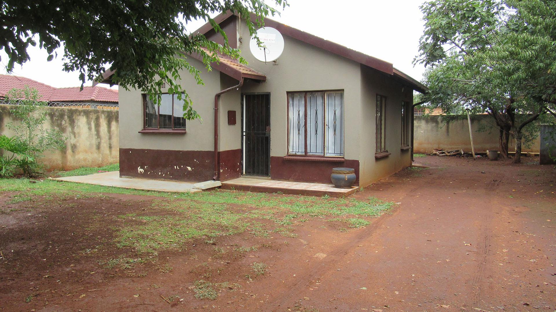 Front View of property in Vosloorus