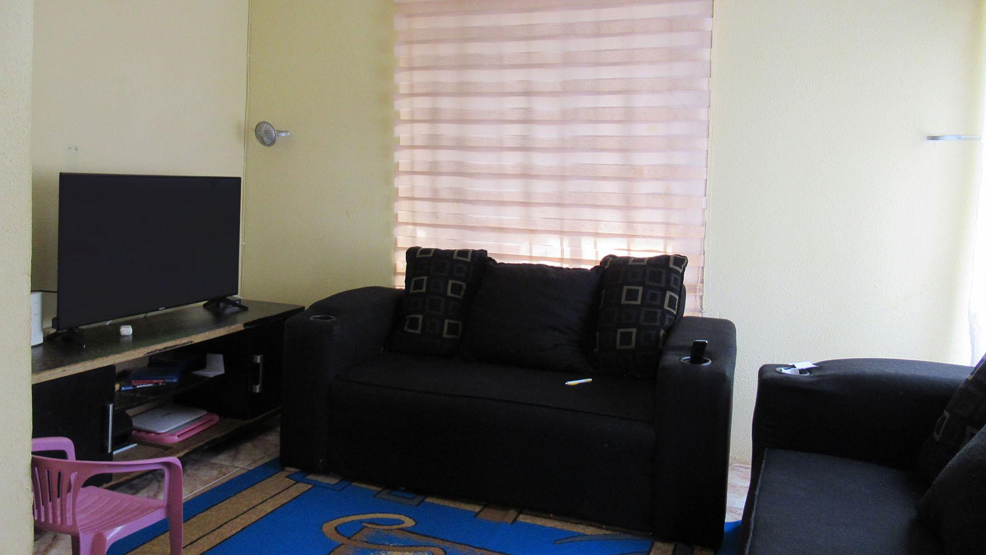 Lounges - 8 square meters of property in Vosloorus