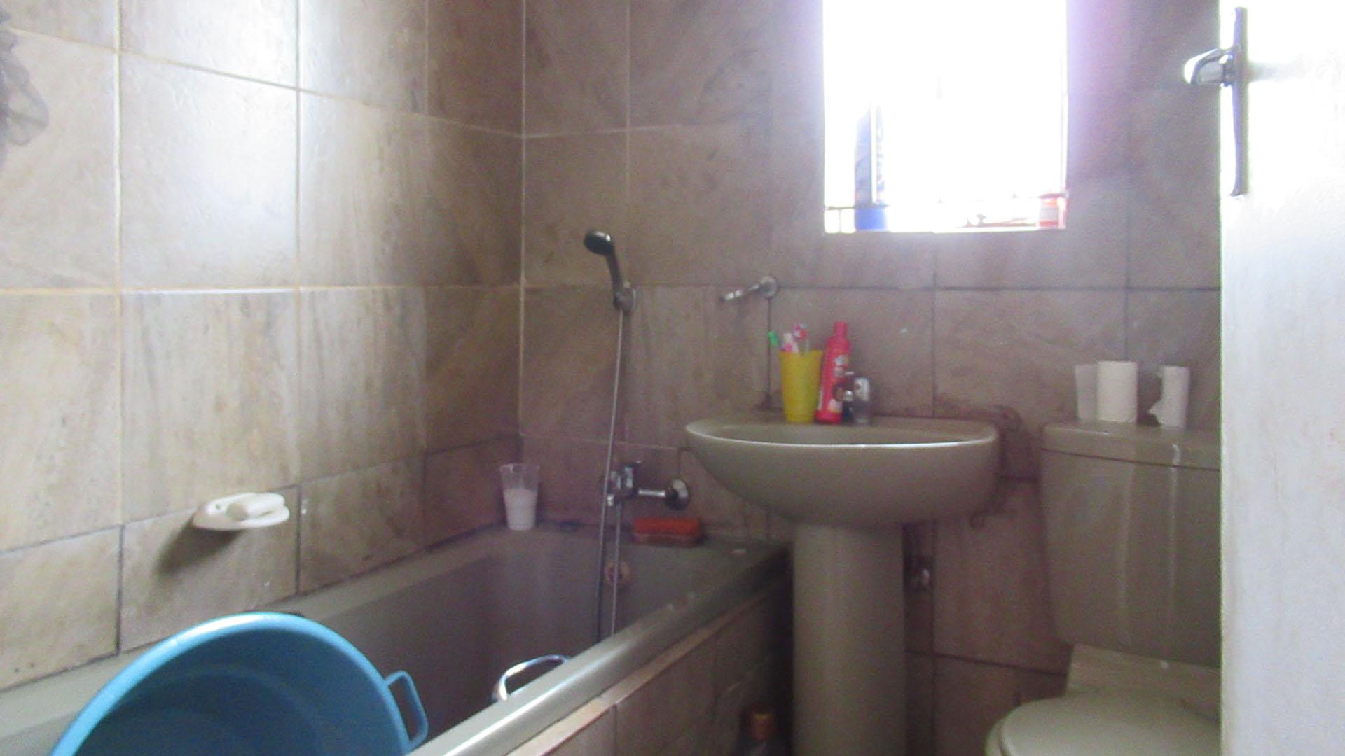 Bathroom 1 - 4 square meters of property in Vosloorus