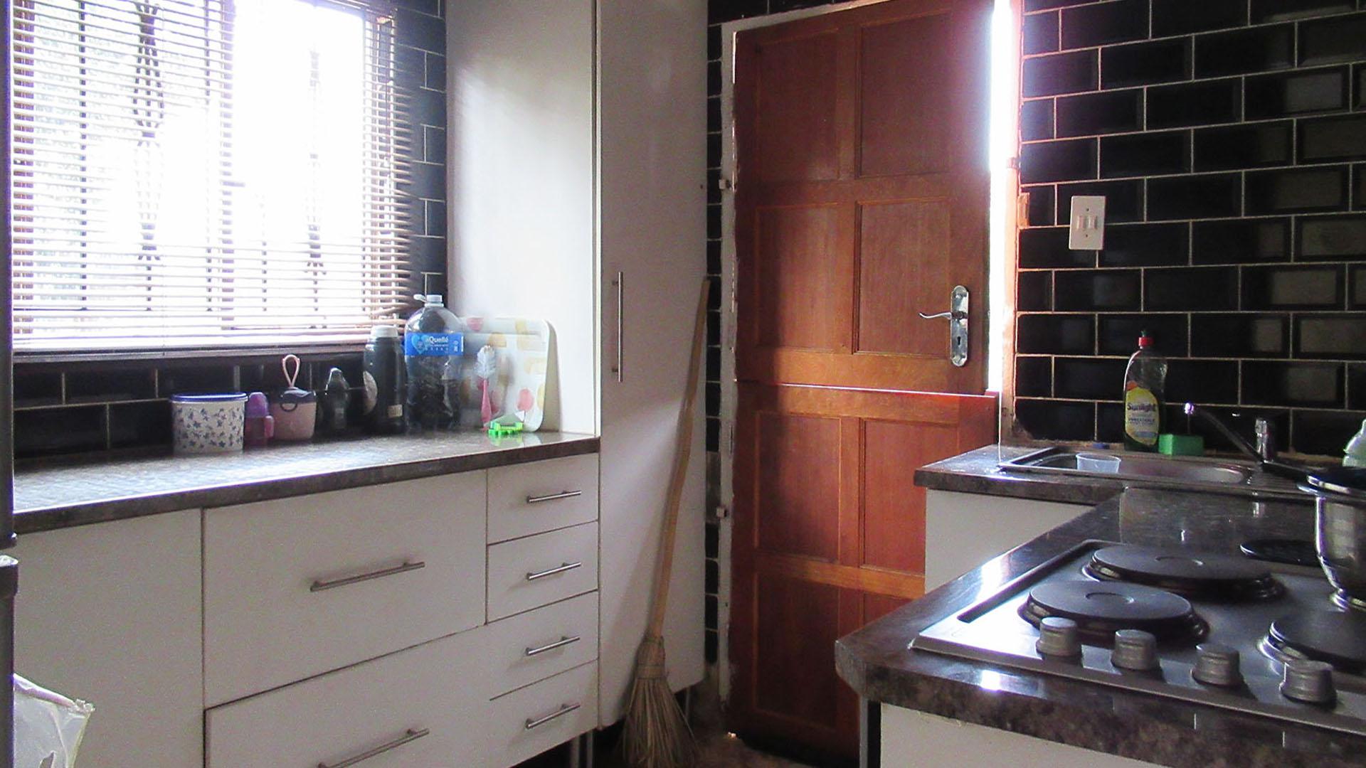 Kitchen - 7 square meters of property in Vosloorus
