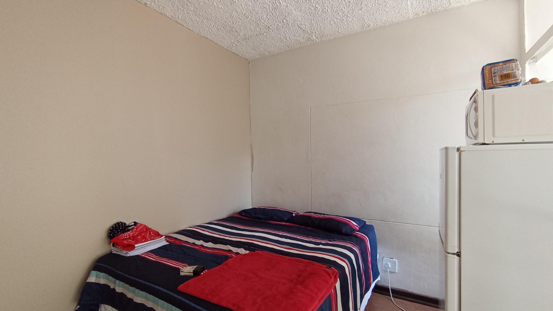 Bed Room 1 - 16 square meters of property in Muckleneuk