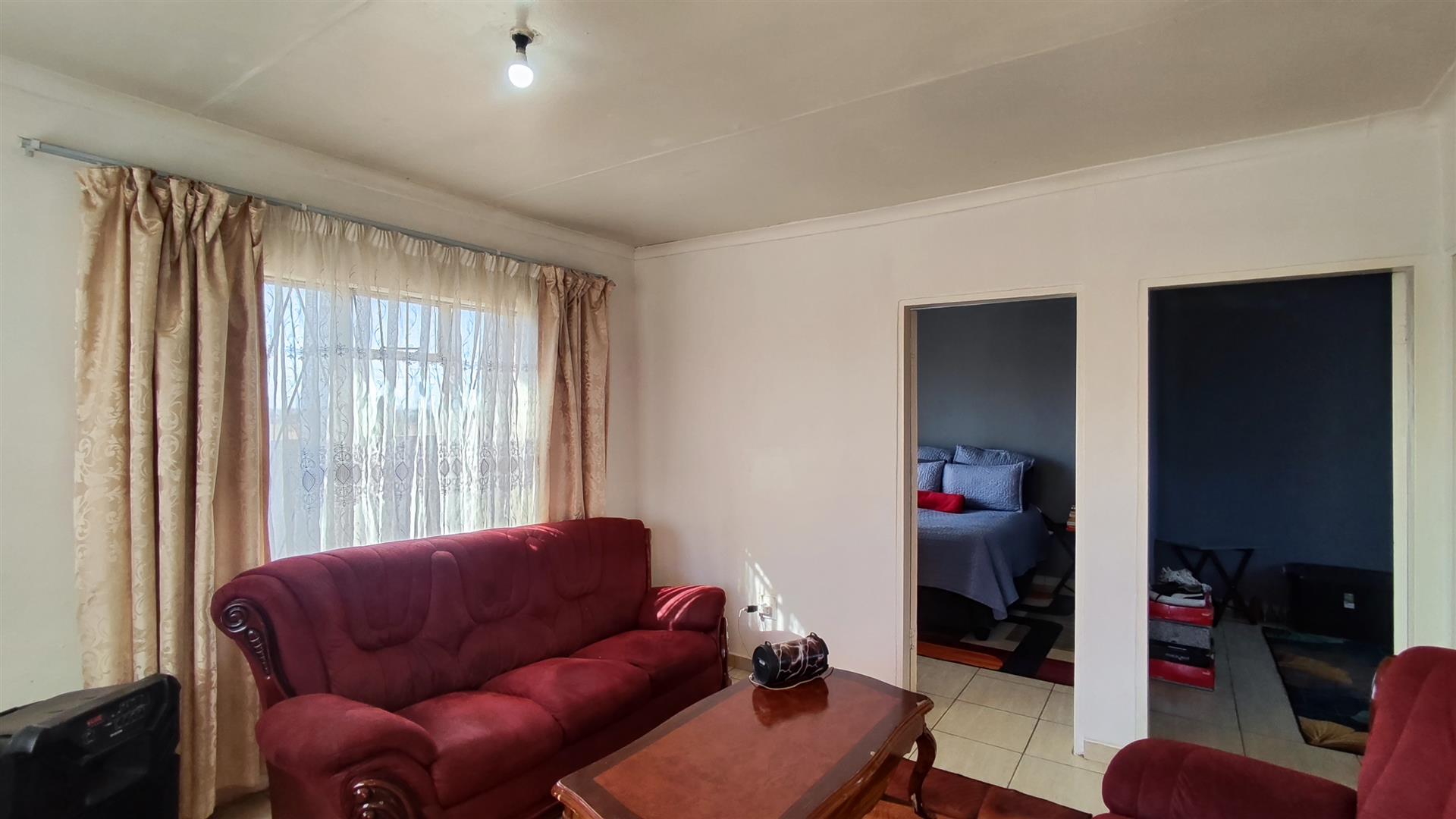 Lounges - 16 square meters of property in Vanderbijlpark