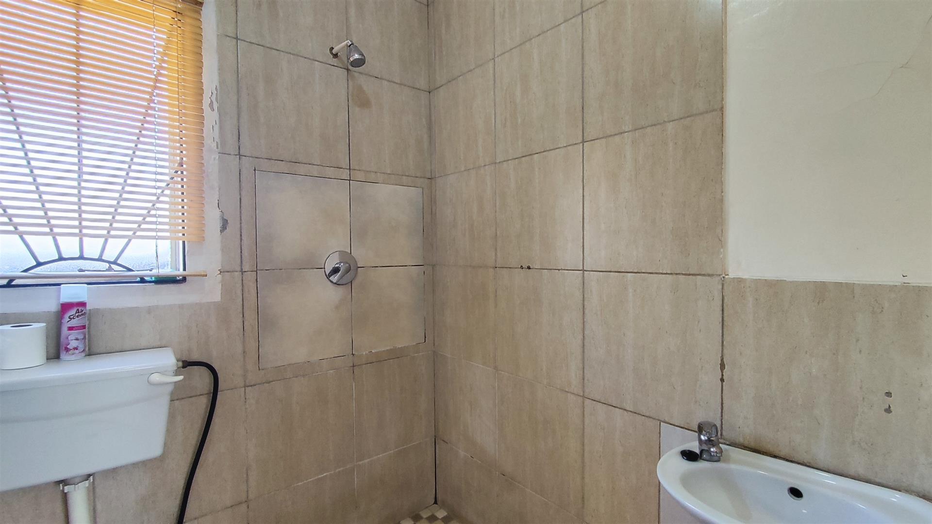 Bathroom 1 - 3 square meters of property in Vanderbijlpark