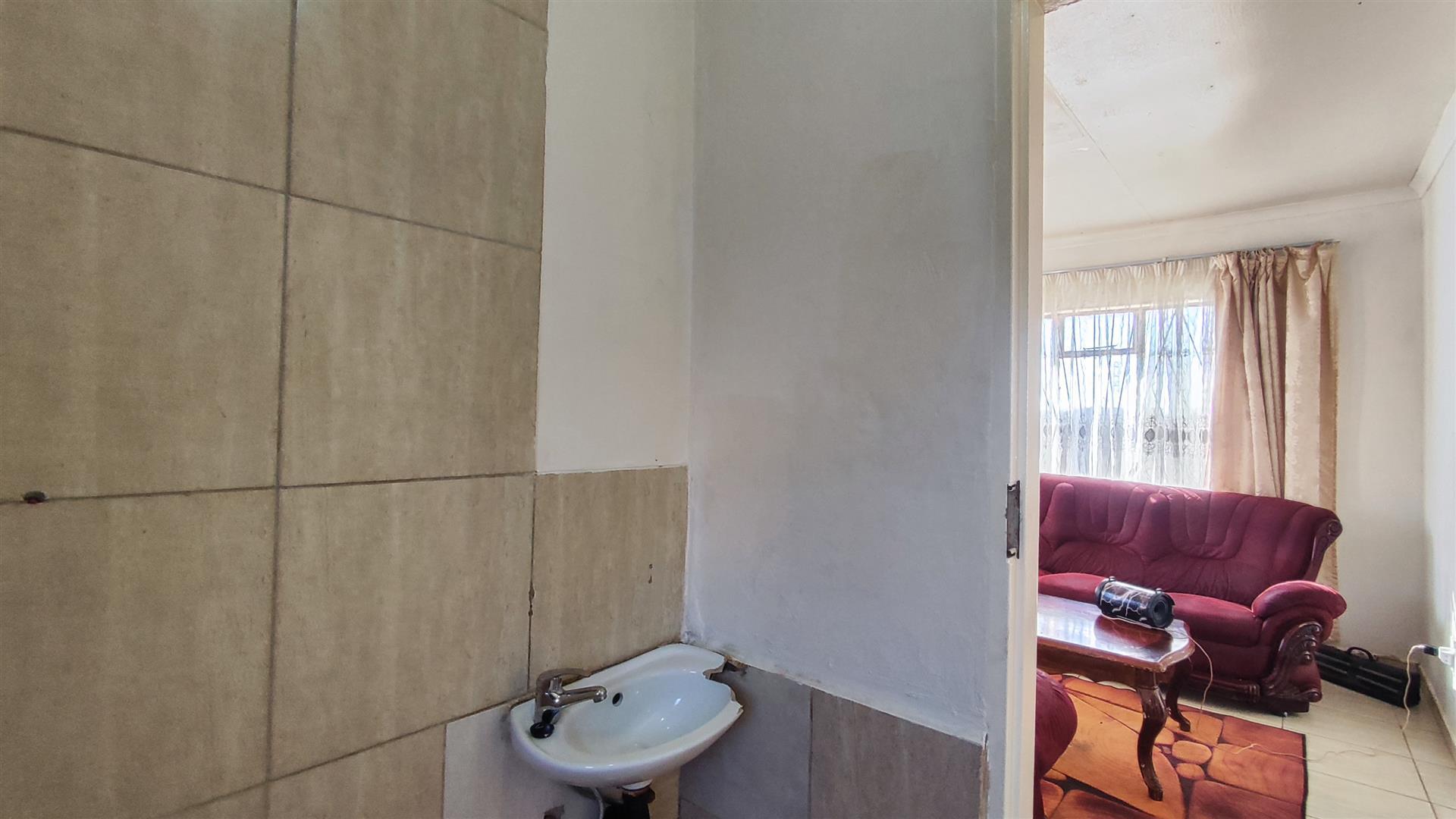 Bathroom 1 - 3 square meters of property in Vanderbijlpark
