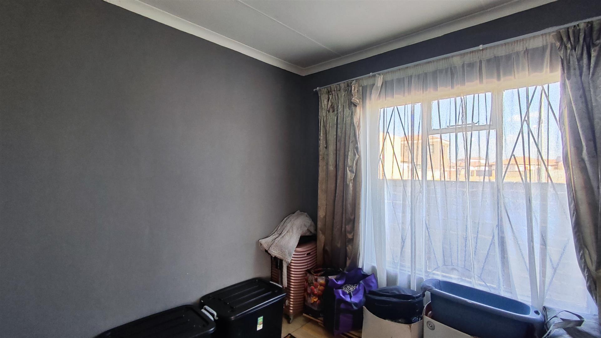 Bed Room 1 - 9 square meters of property in Vanderbijlpark