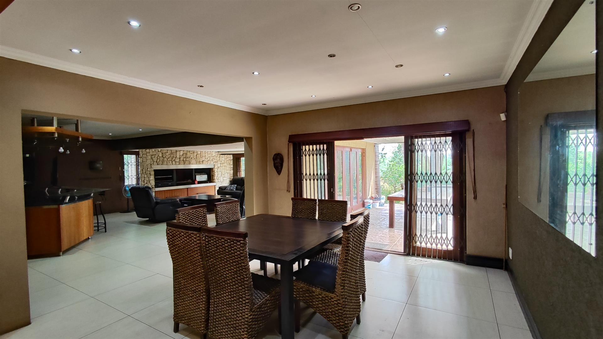Dining Room - 23 square meters of property in Flora Gardens