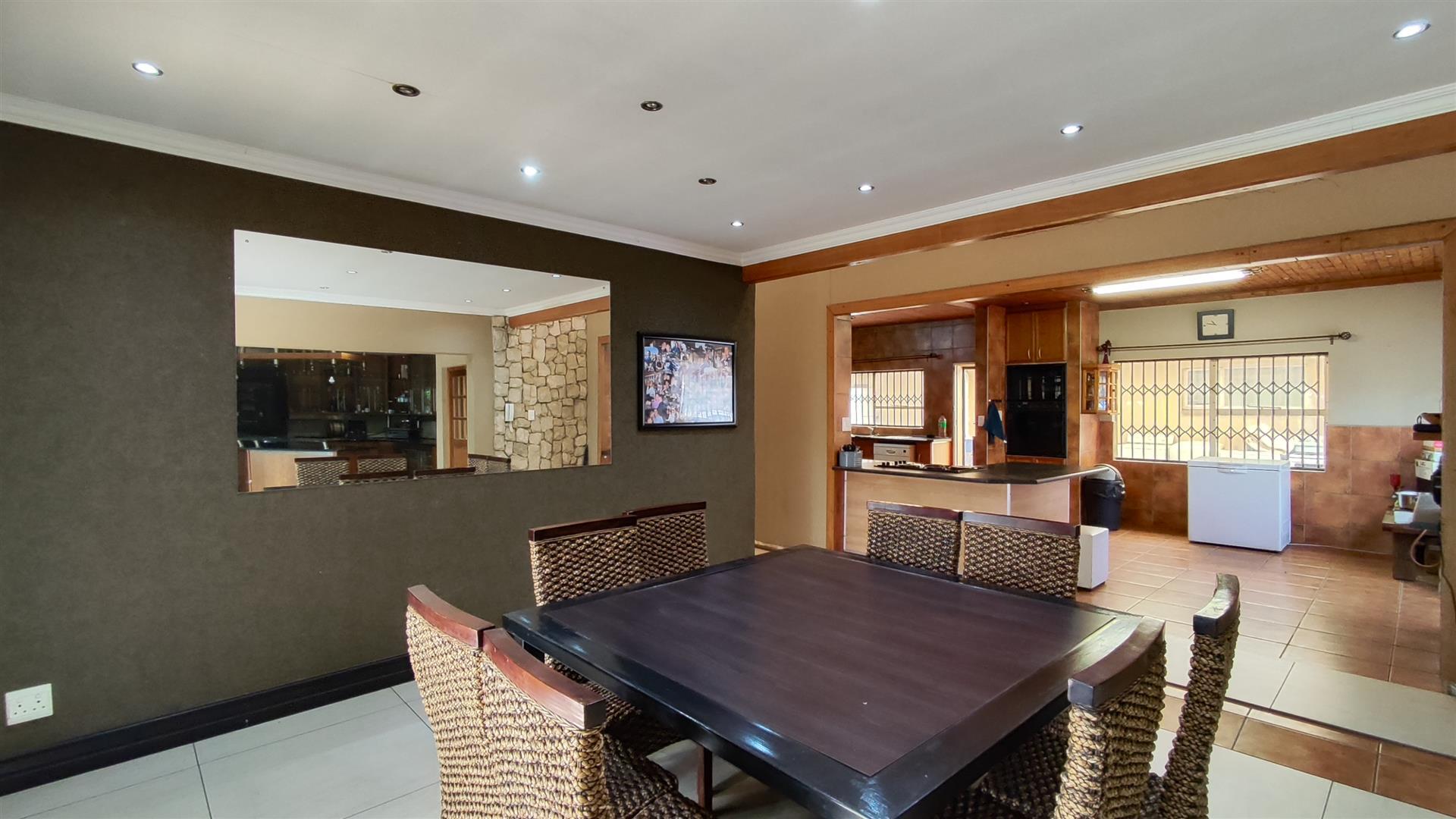 Dining Room - 23 square meters of property in Flora Gardens