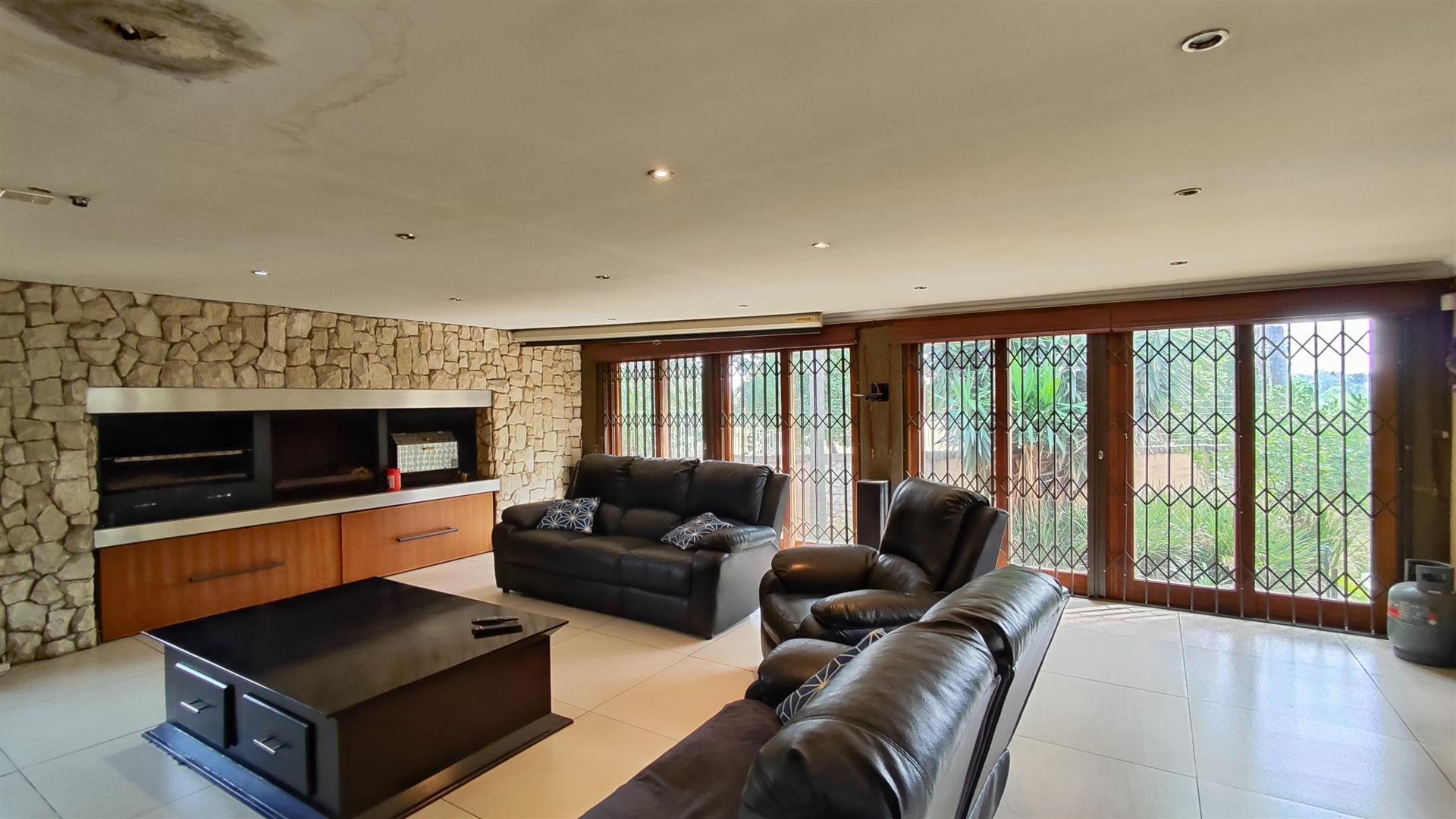 Lounges - 39 square meters of property in Flora Gardens