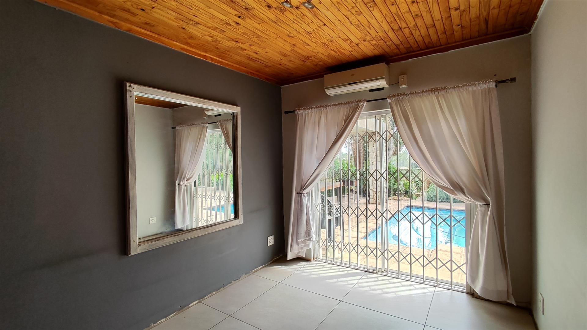 Bed Room 1 - 13 square meters of property in Flora Gardens