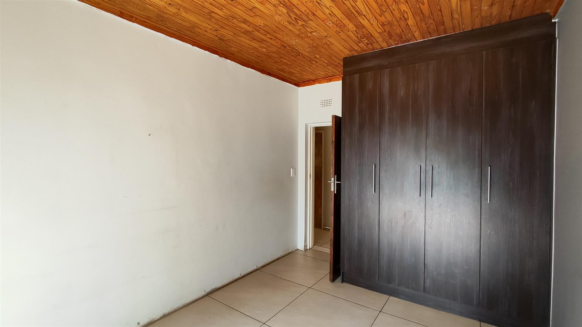 Bed Room 1 - 13 square meters of property in Flora Gardens