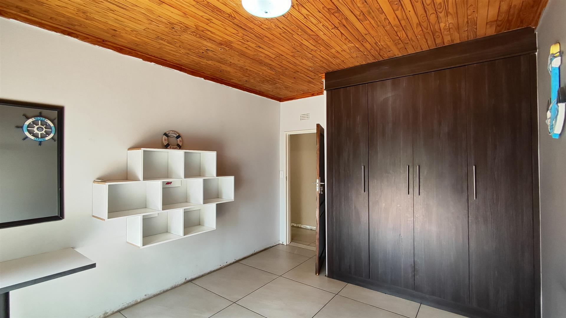 Bed Room 2 - 15 square meters of property in Flora Gardens