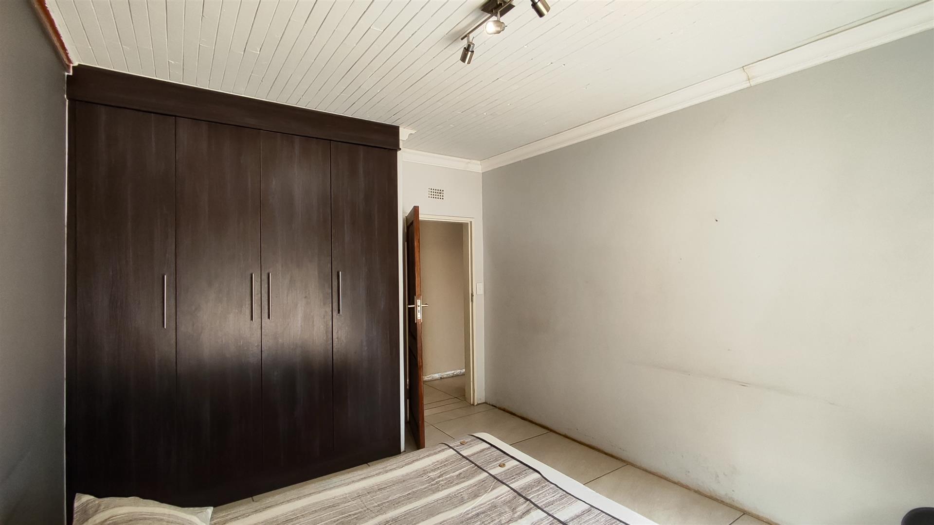 Bed Room 3 - 16 square meters of property in Flora Gardens