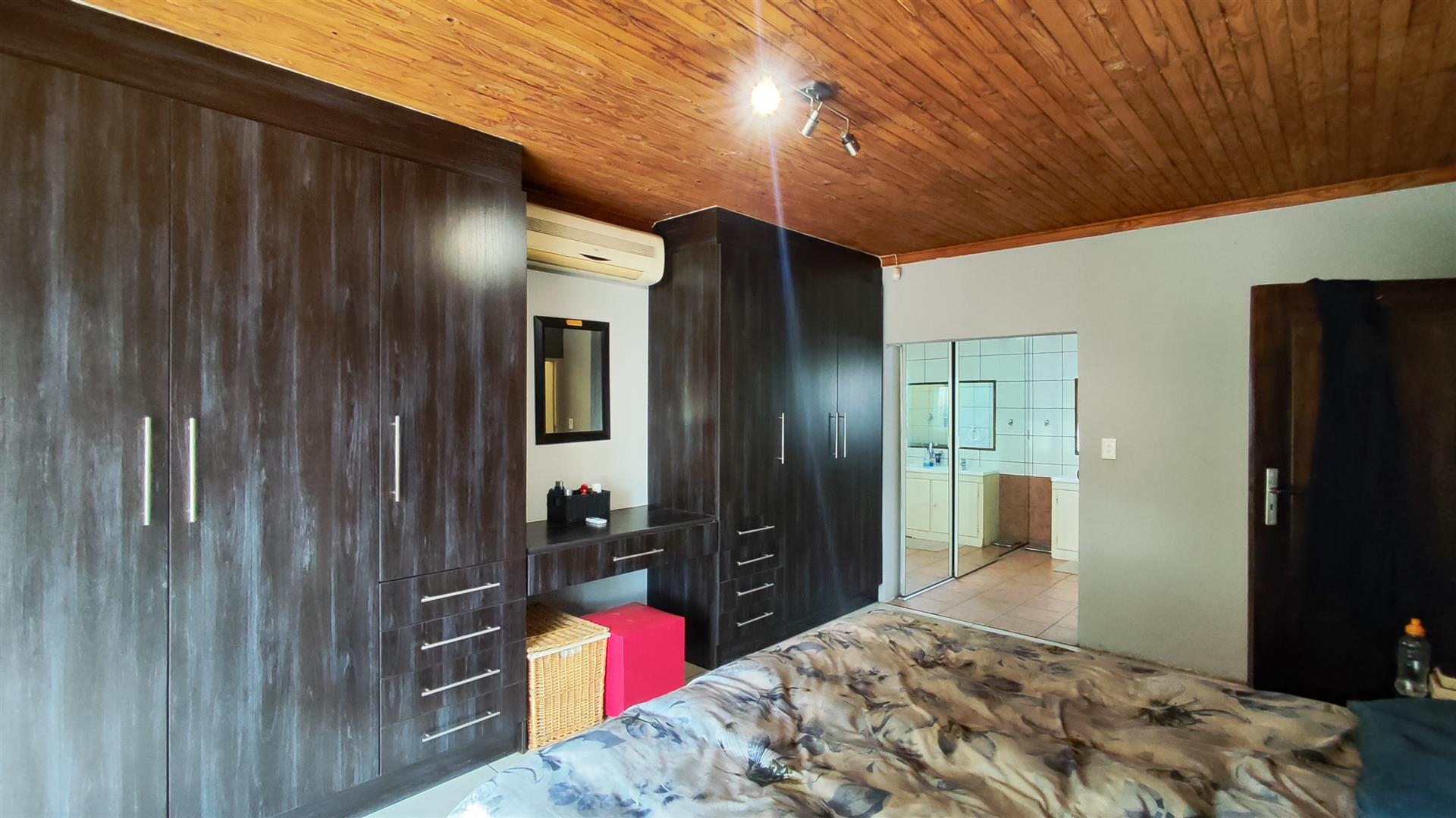 Main Bedroom - 21 square meters of property in Flora Gardens