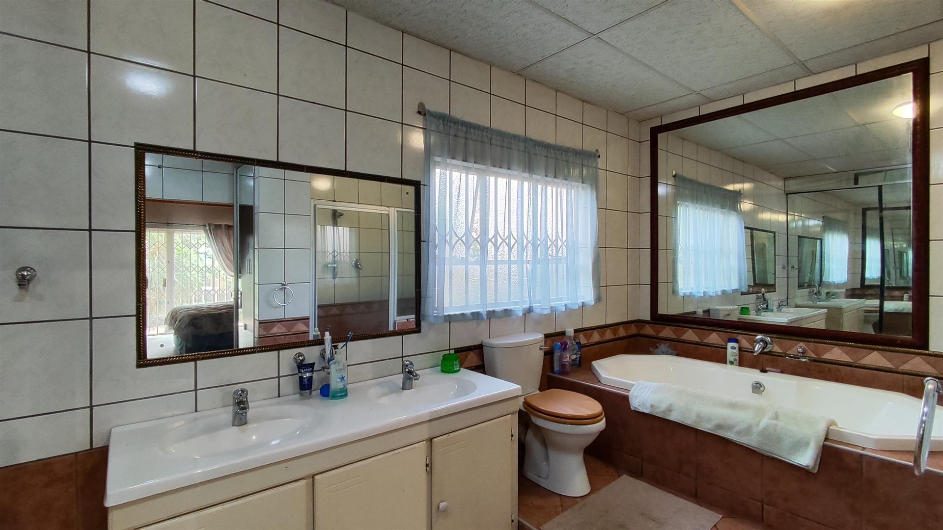 Main Bathroom - 14 square meters of property in Flora Gardens
