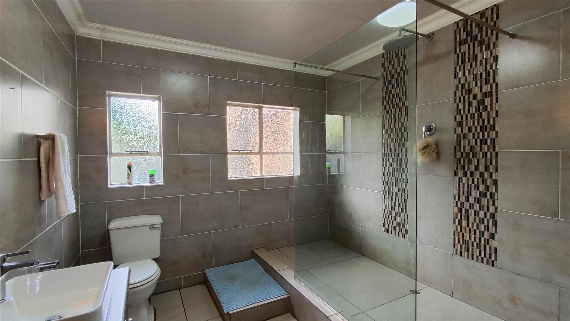 Bathroom 1 - 8 square meters of property in Flora Gardens