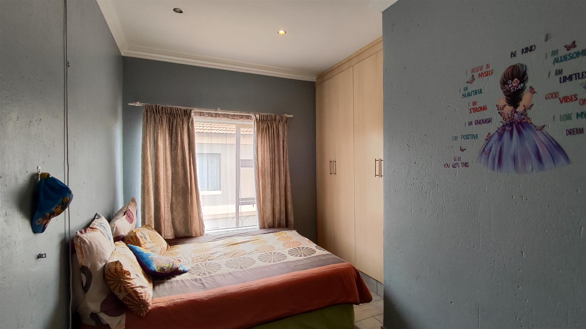 Bed Room 1 - 12 square meters of property in Sonneveld