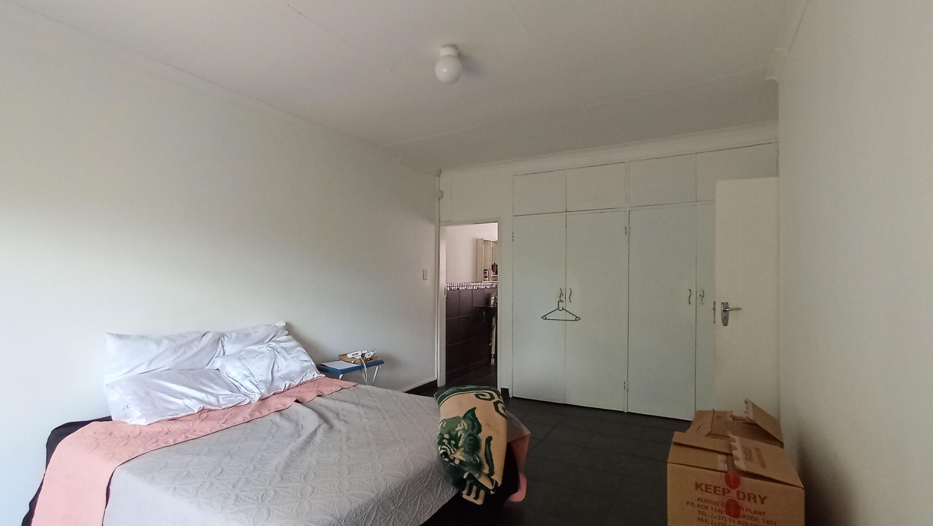 Main Bedroom - 18 square meters of property in The Orchards