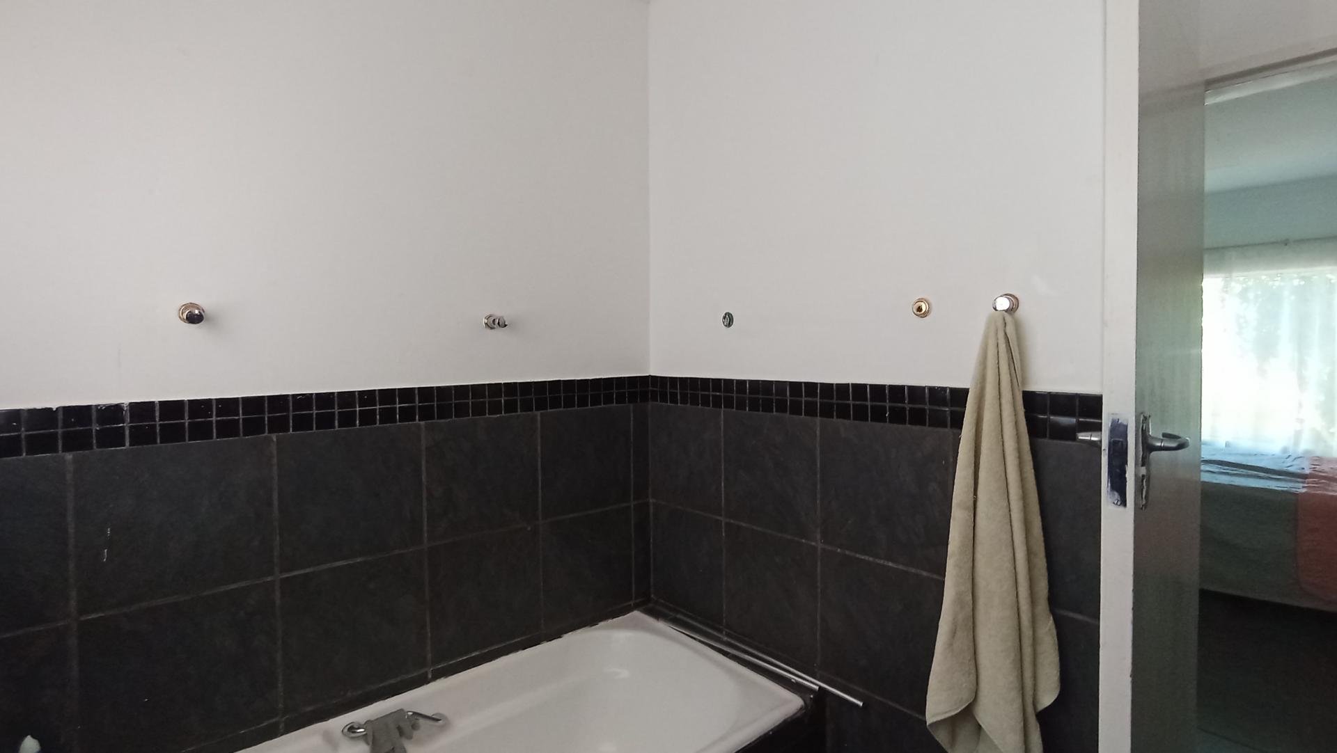 Main Bathroom - 5 square meters of property in The Orchards