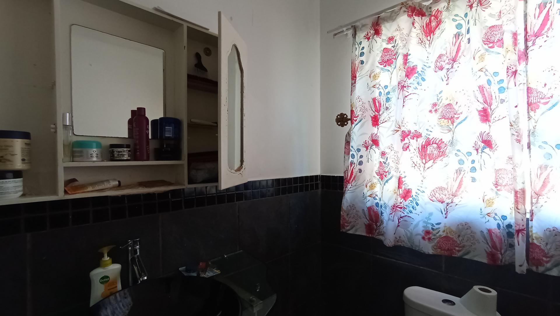 Main Bathroom - 5 square meters of property in The Orchards