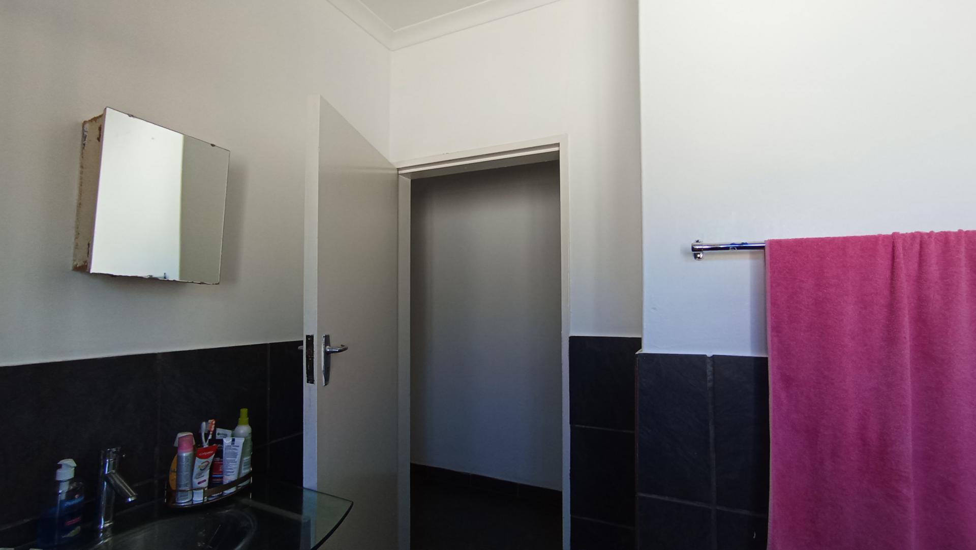 Bathroom 1 - 8 square meters of property in The Orchards