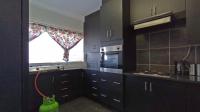 Kitchen - 11 square meters of property in The Orchards