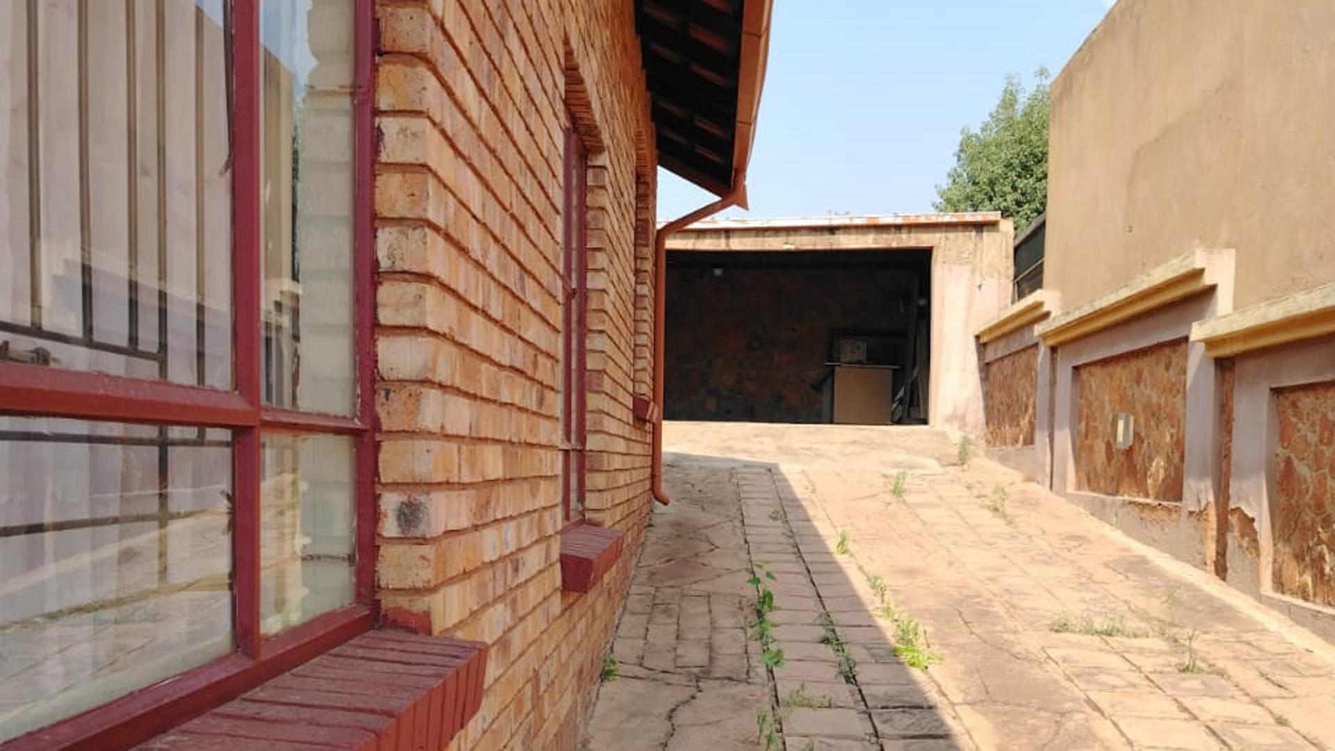 Garage of property in Mabopane