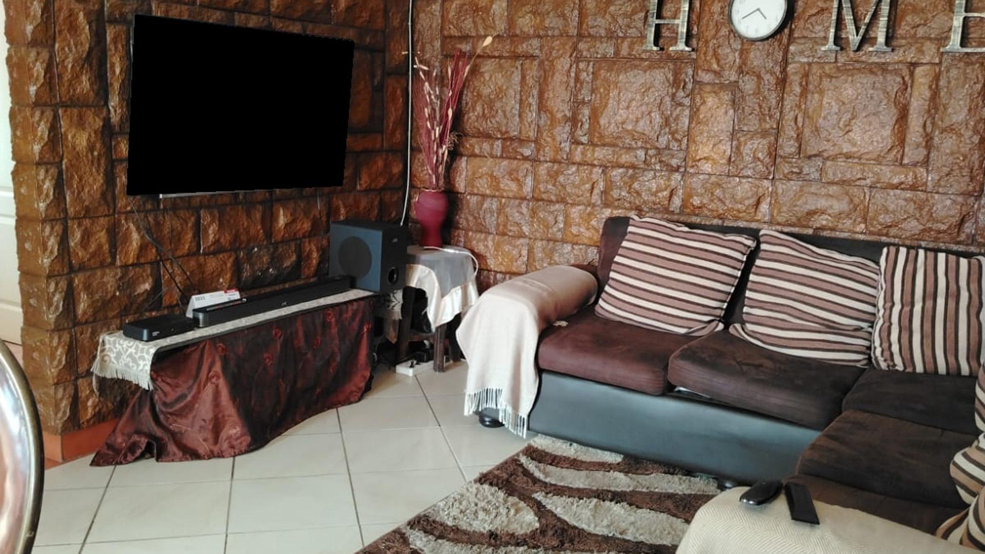 Lounges of property in Mabopane