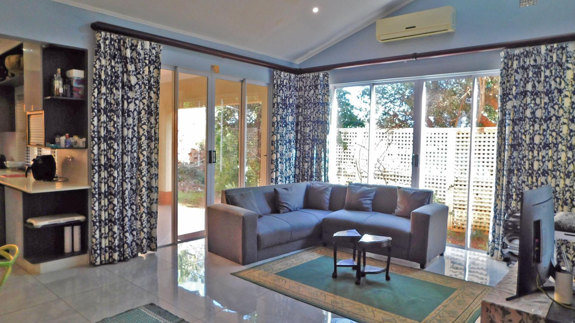 Lounges - 25 square meters of property in Mount Edgecombe 