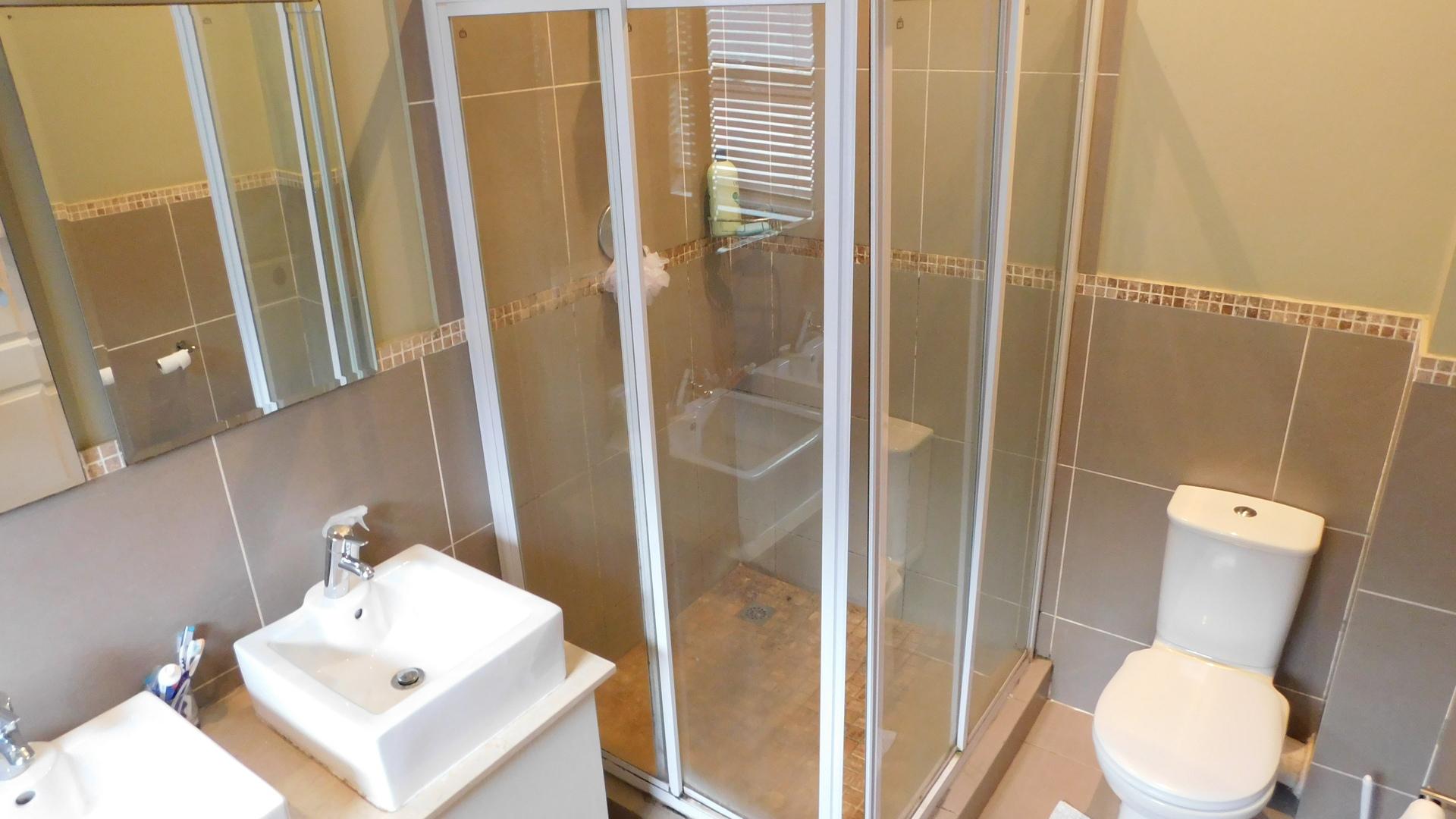 Main Bathroom - 8 square meters of property in Mount Edgecombe 