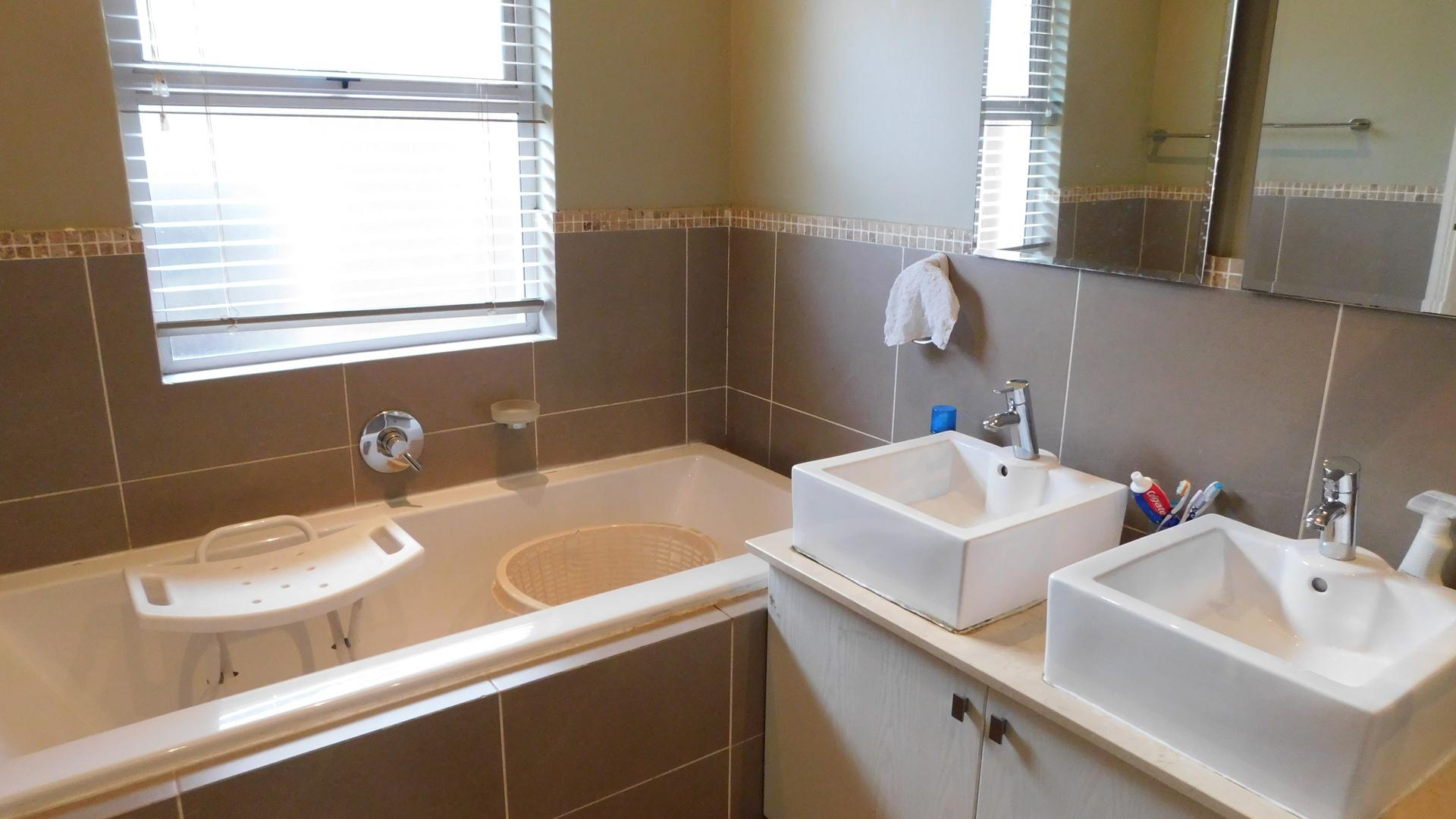Main Bathroom - 8 square meters of property in Mount Edgecombe 