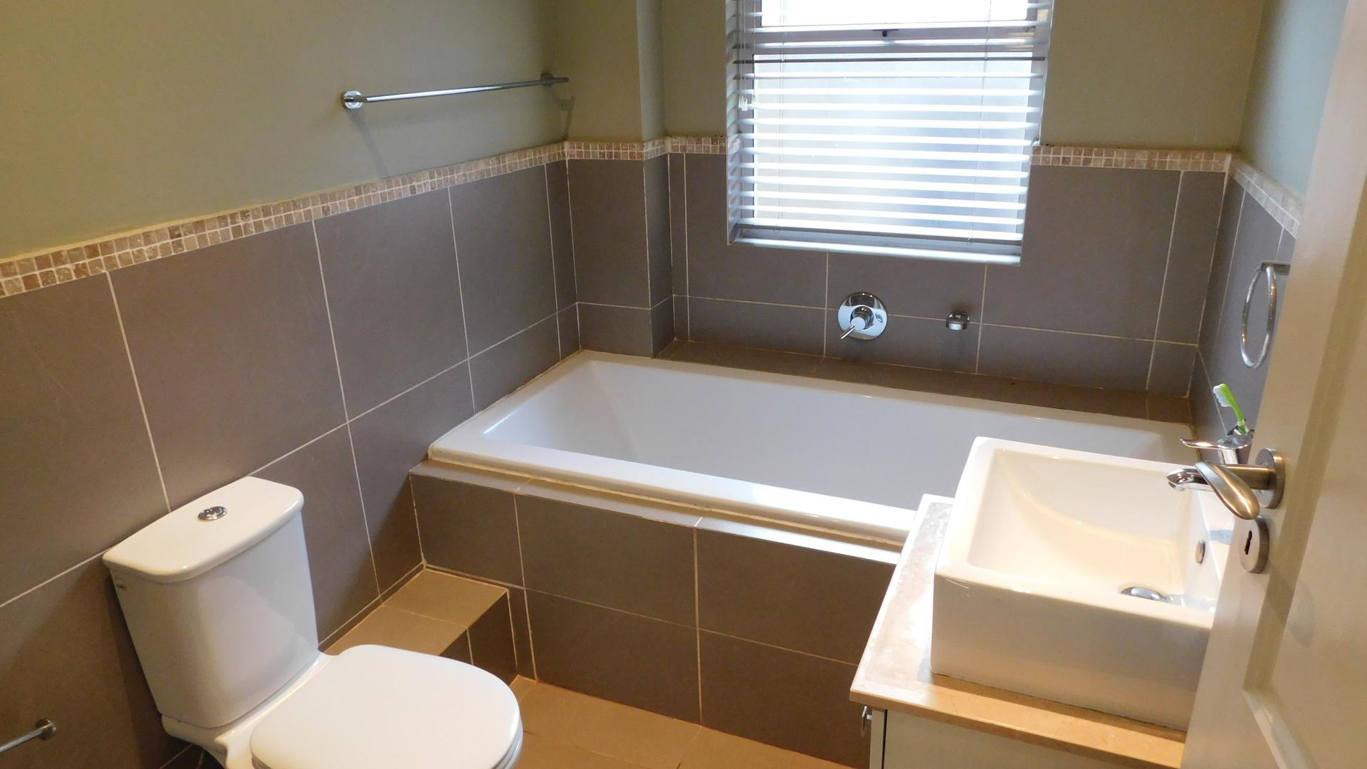 Bathroom 1 - 12 square meters of property in Mount Edgecombe 