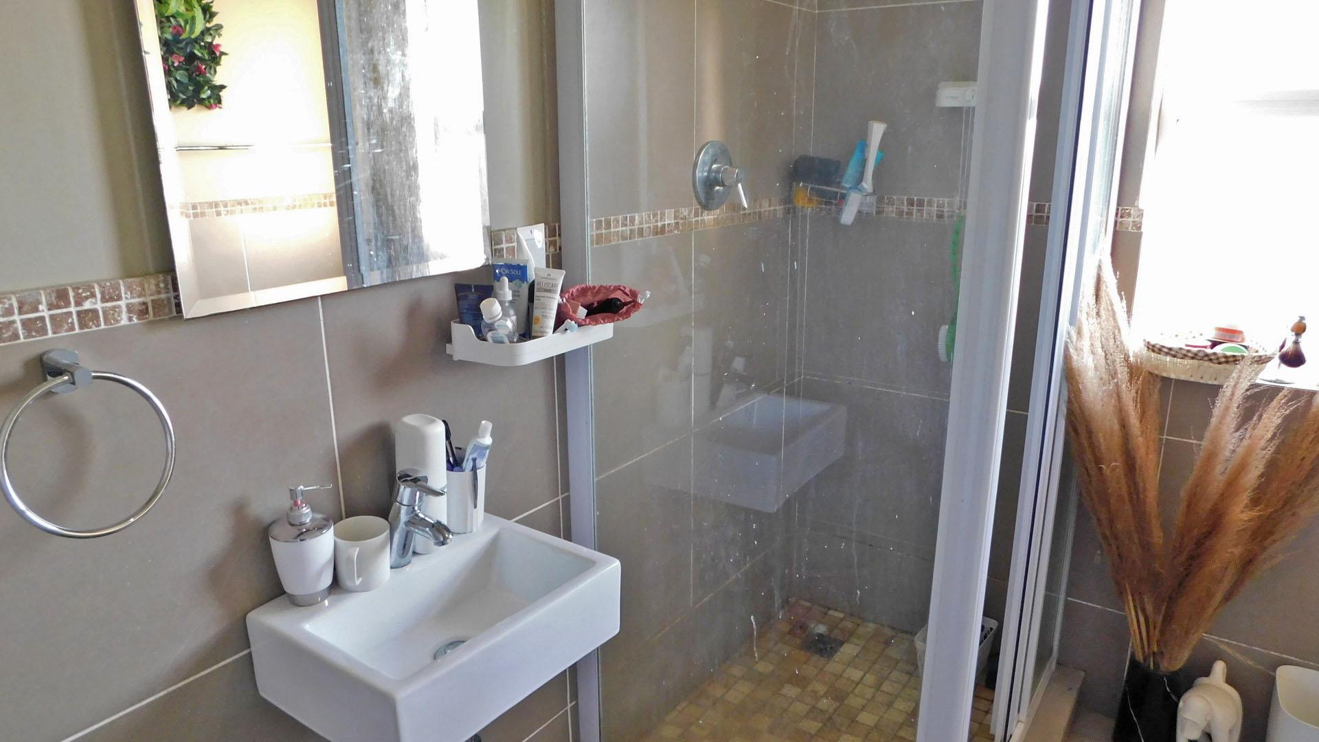 Bathroom 1 - 12 square meters of property in Mount Edgecombe 
