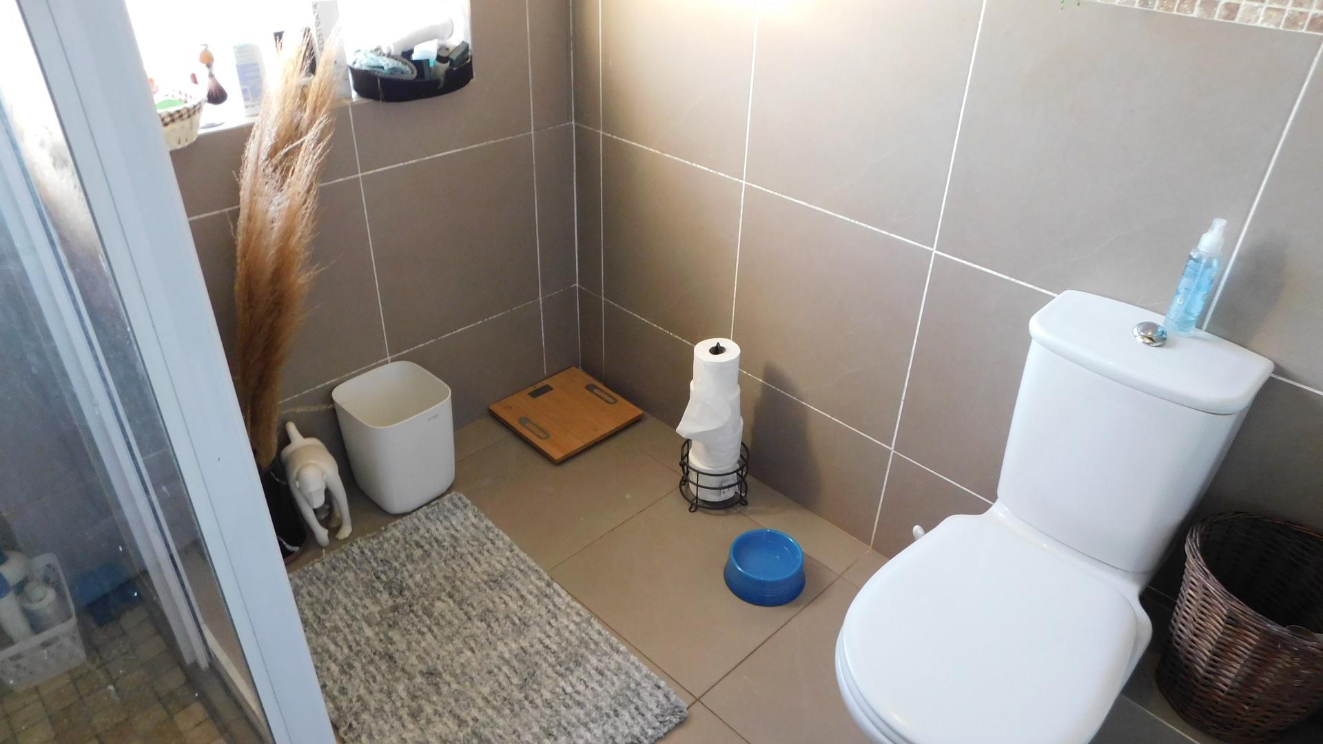 Bathroom 1 - 12 square meters of property in Mount Edgecombe 