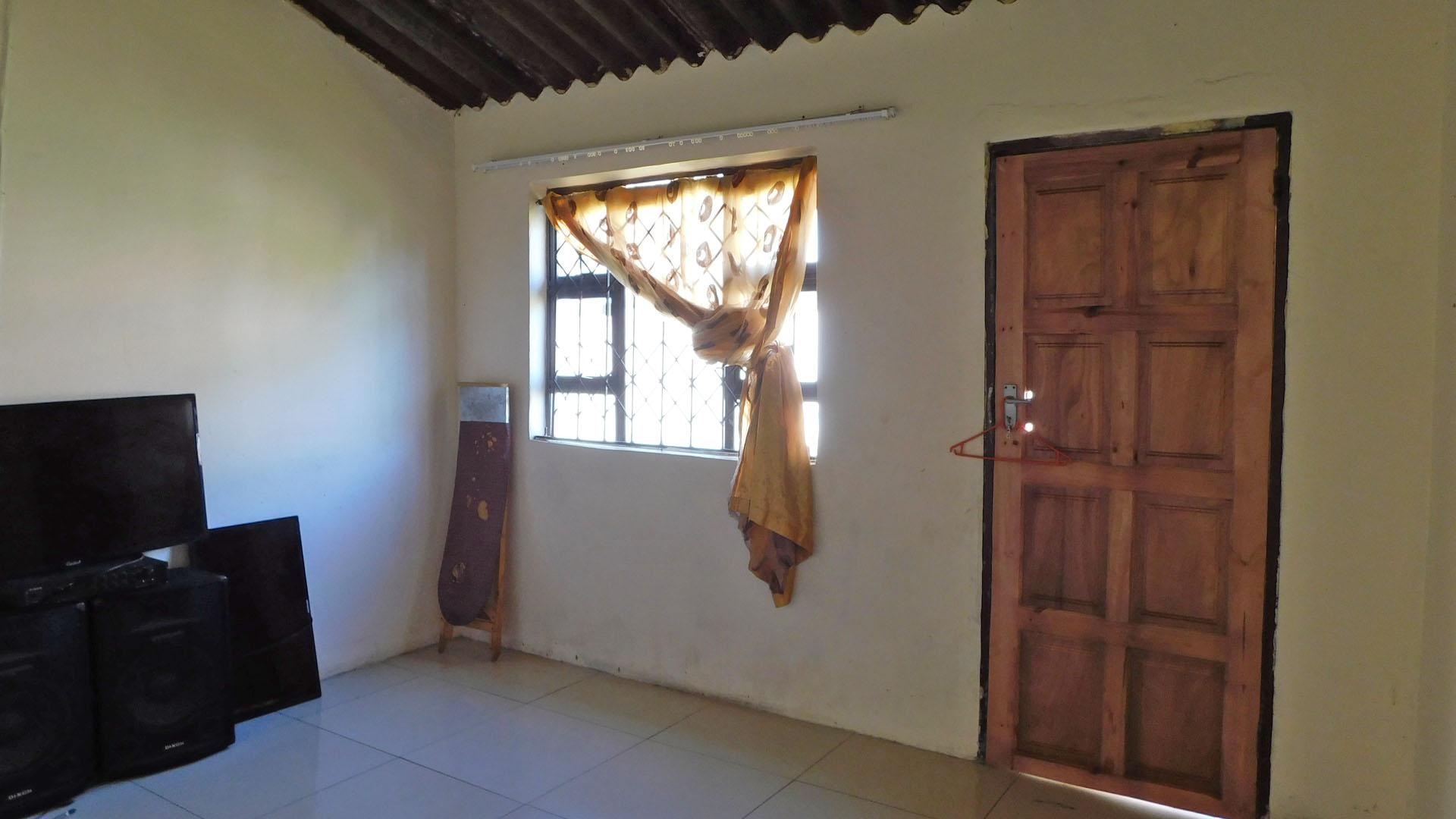 Lounges - 13 square meters of property in Esikhawini