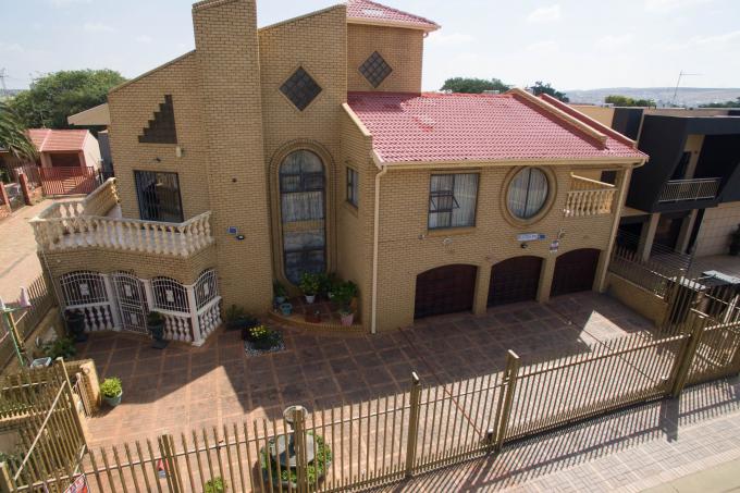 5 Bedroom House for Sale For Sale in Lenasia South - MR625076