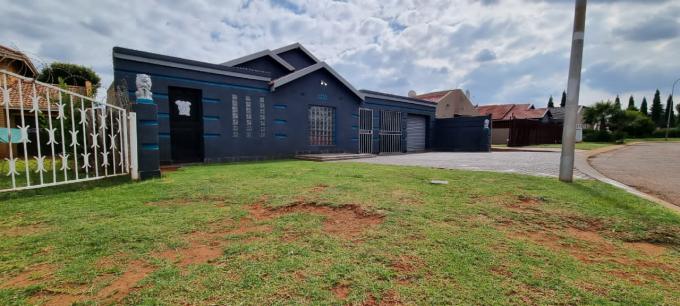 3 Bedroom House for Sale For Sale in Lenasia South - MR625085
