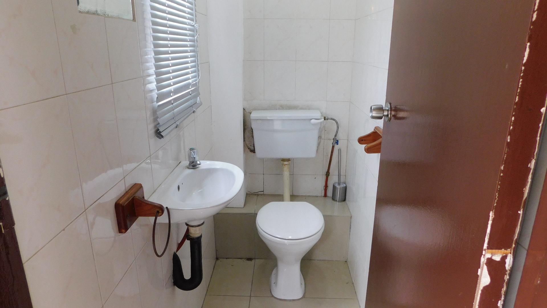 Guest Toilet - 2 square meters of property in Brighton Beach