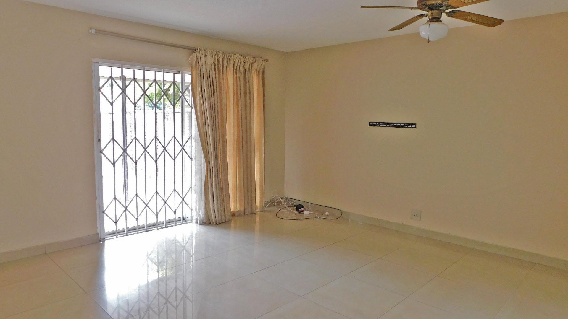 Lounges - 17 square meters of property in Wentworth 