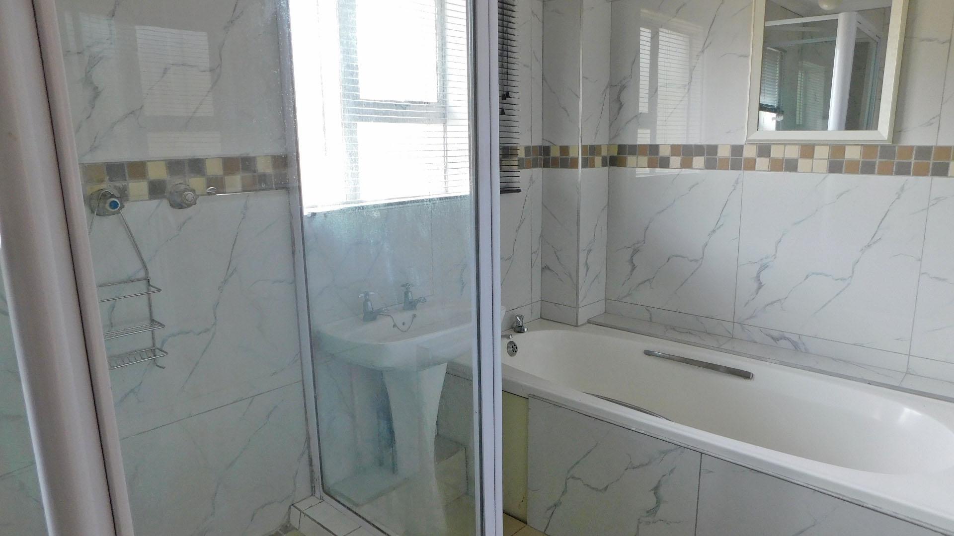 Bathroom 1 - 6 square meters of property in Wentworth 
