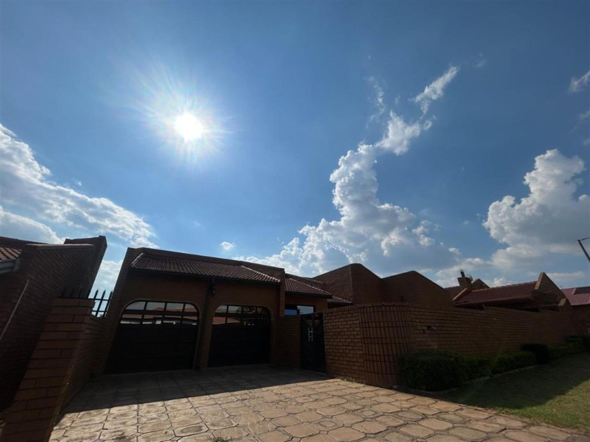 Front View of property in Spruitview