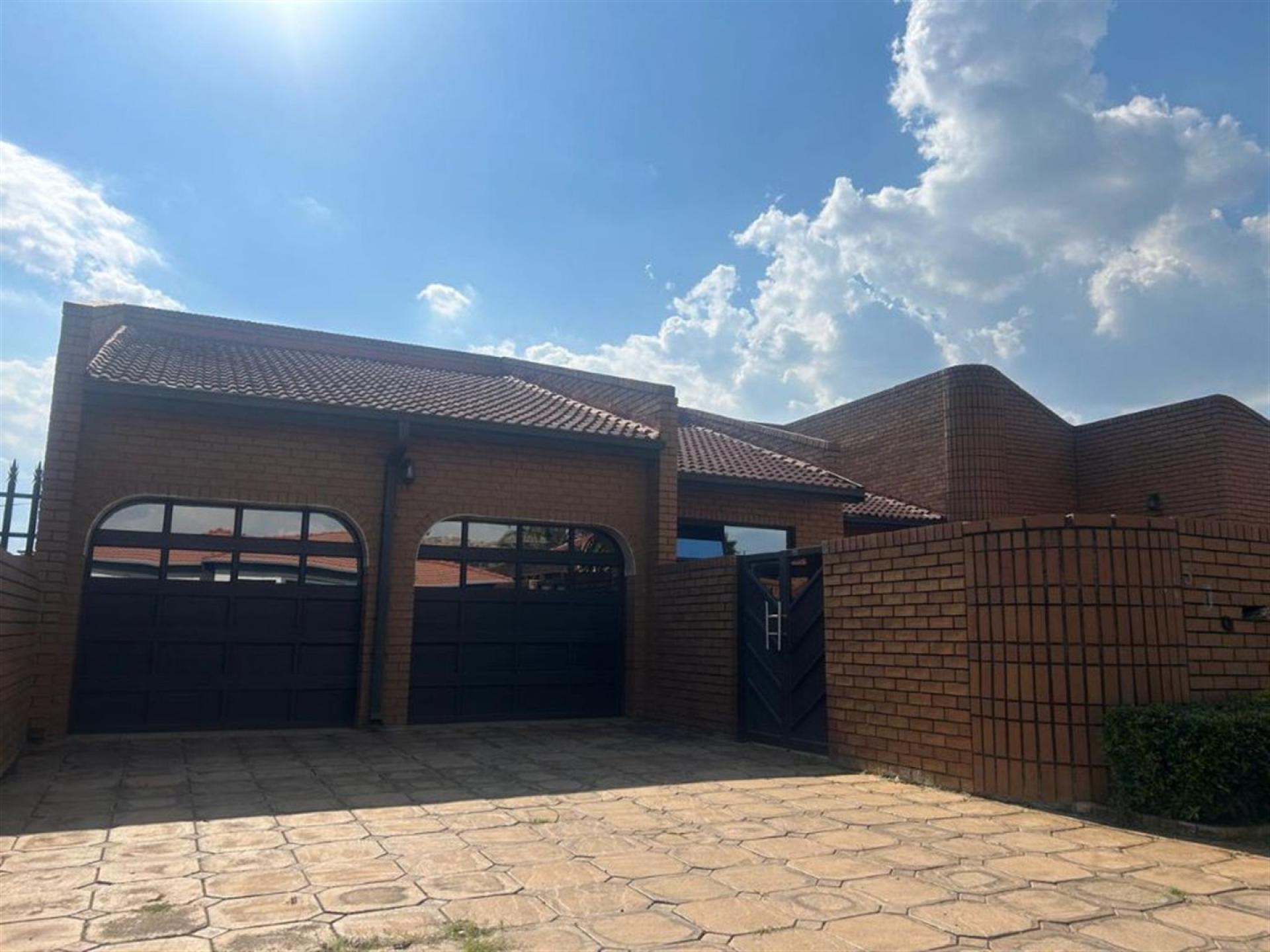 Front View of property in Spruitview