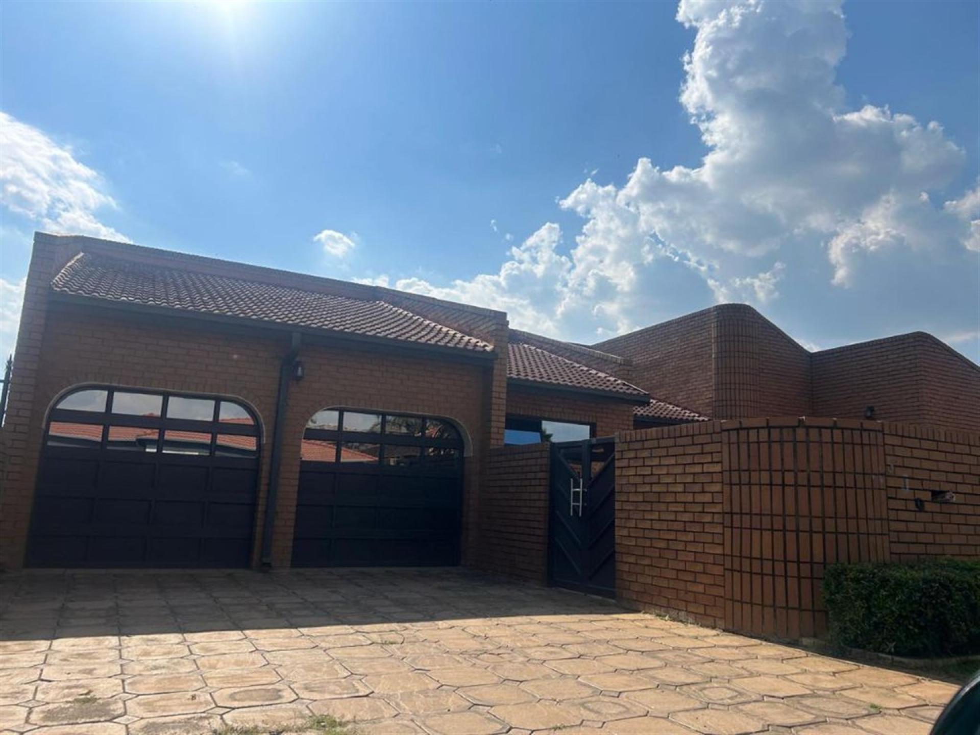 Front View of property in Spruitview