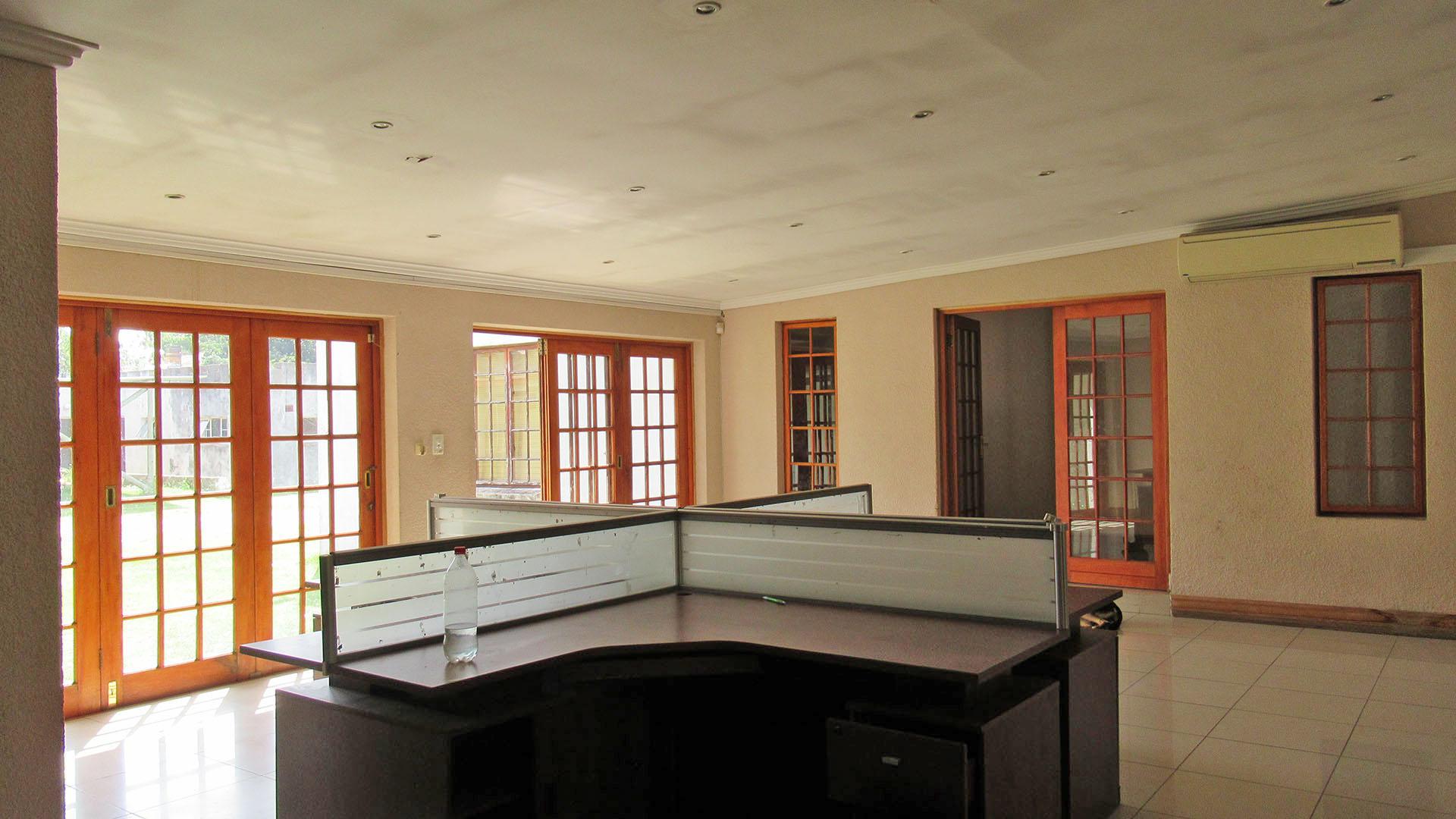 Lounges - 57 square meters of property in South Kensington