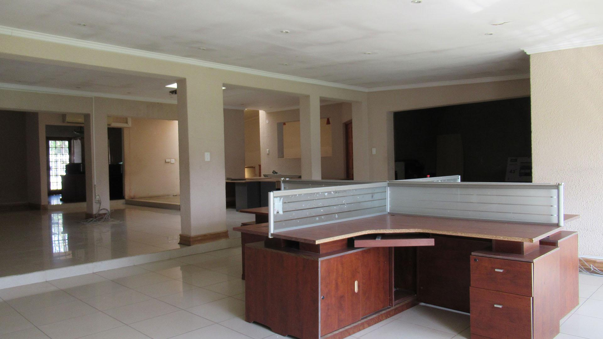 Lounges - 57 square meters of property in South Kensington