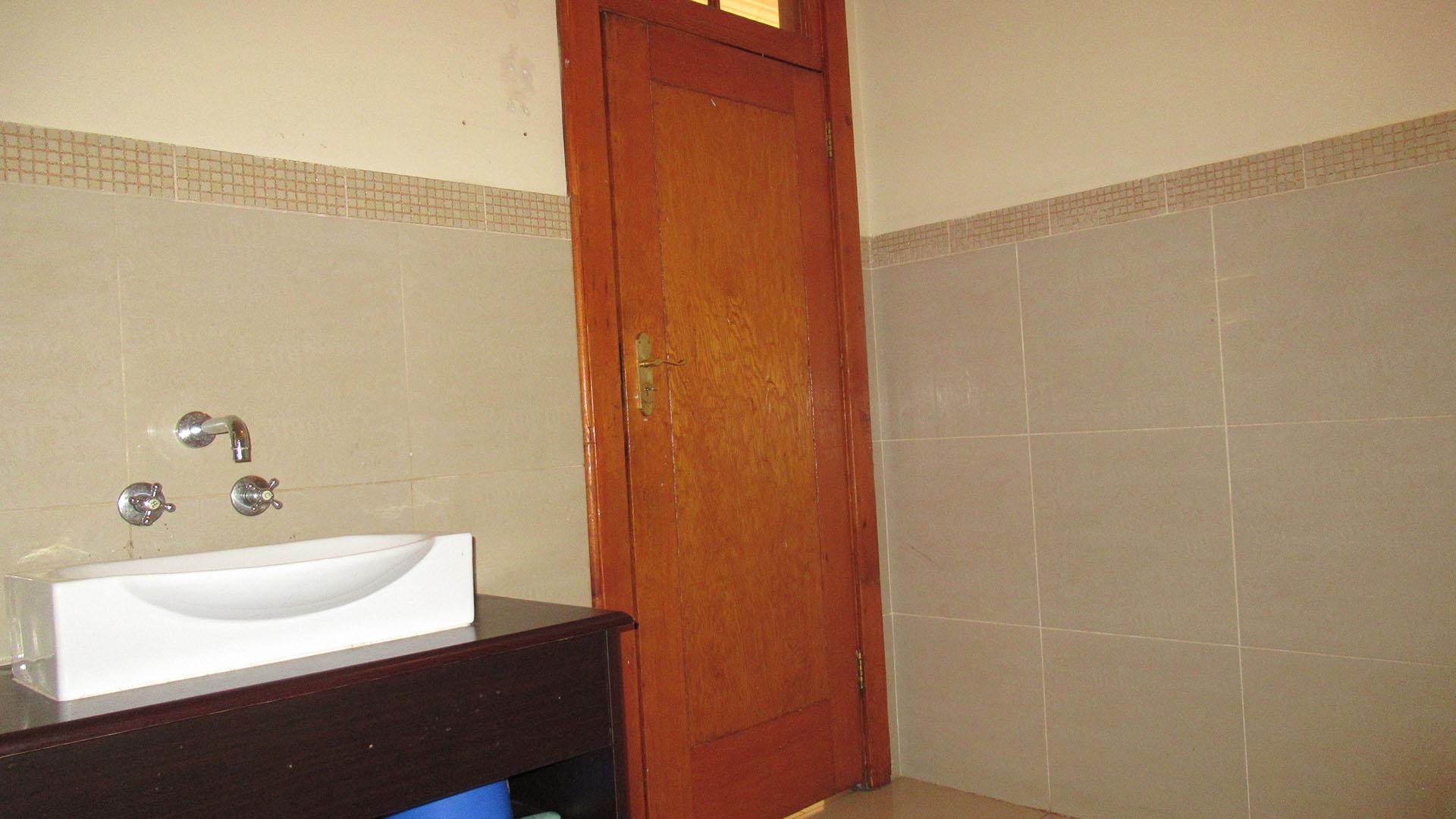 Bathroom 2 - 10 square meters of property in South Kensington