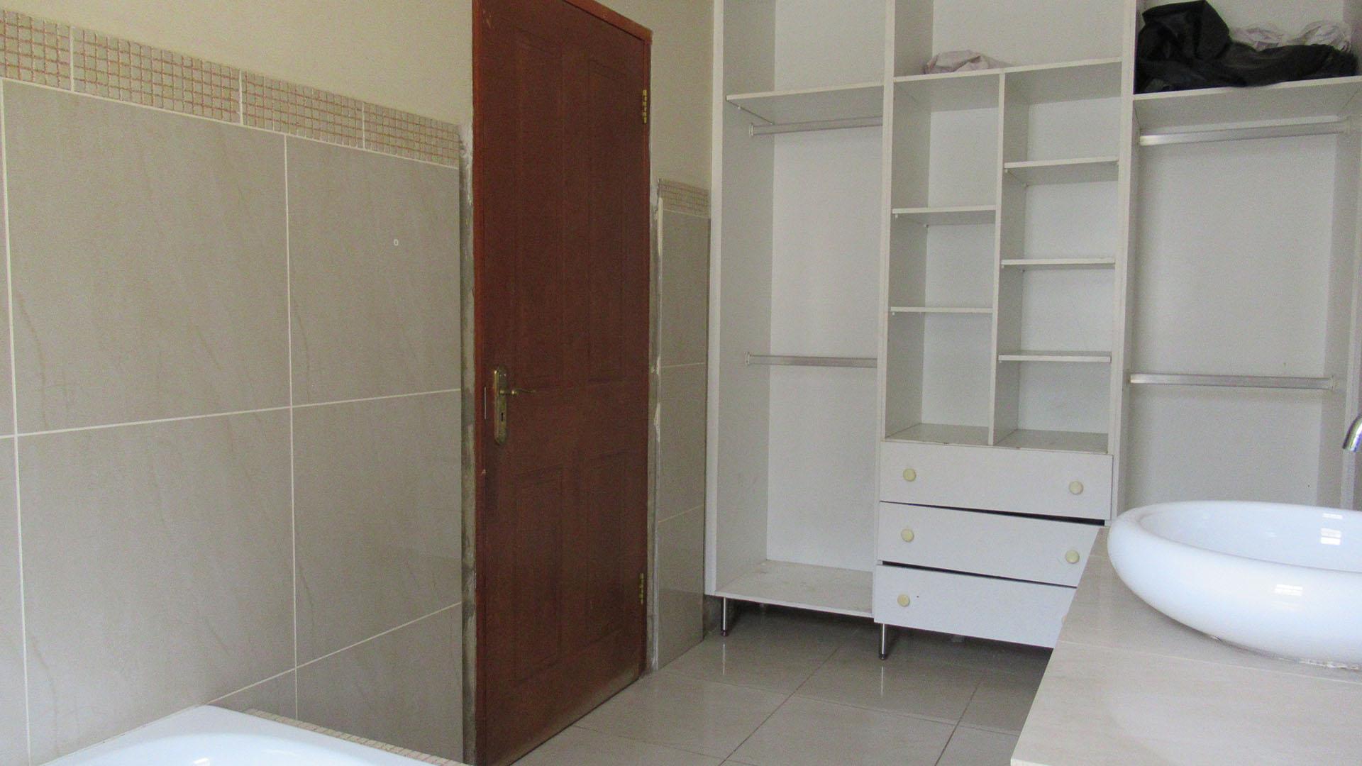 Bathroom 3+ - 11 square meters of property in South Kensington