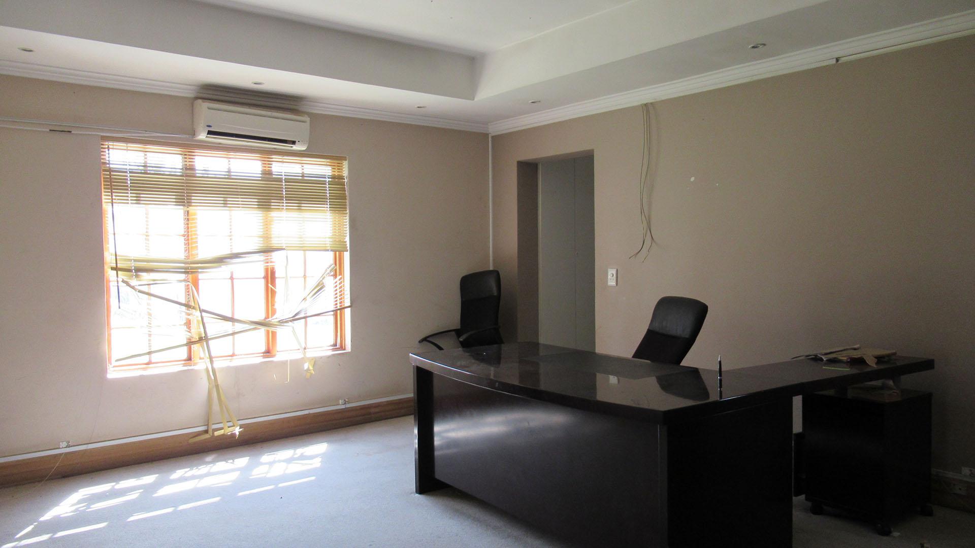 Main Bedroom - 32 square meters of property in South Kensington